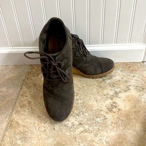 Toms Desert Wedge/Tarmac Olive Suede with Faux Crepe Wedge Sz 9.5